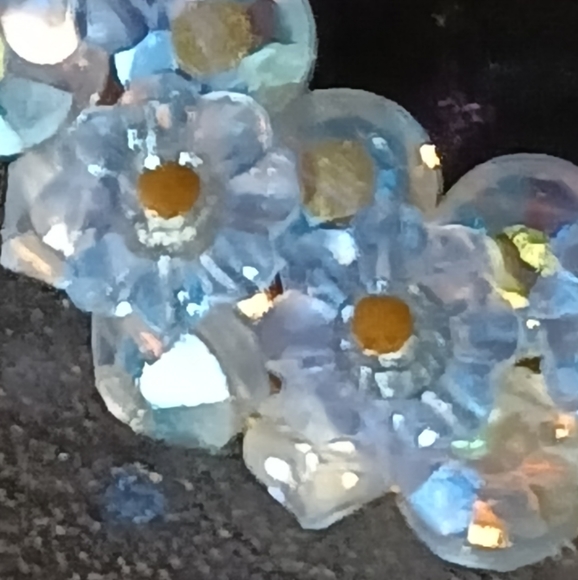 Beautiful vintage Aurora Borealis baby blue crystal wreath brooch - Picture 4 of 8